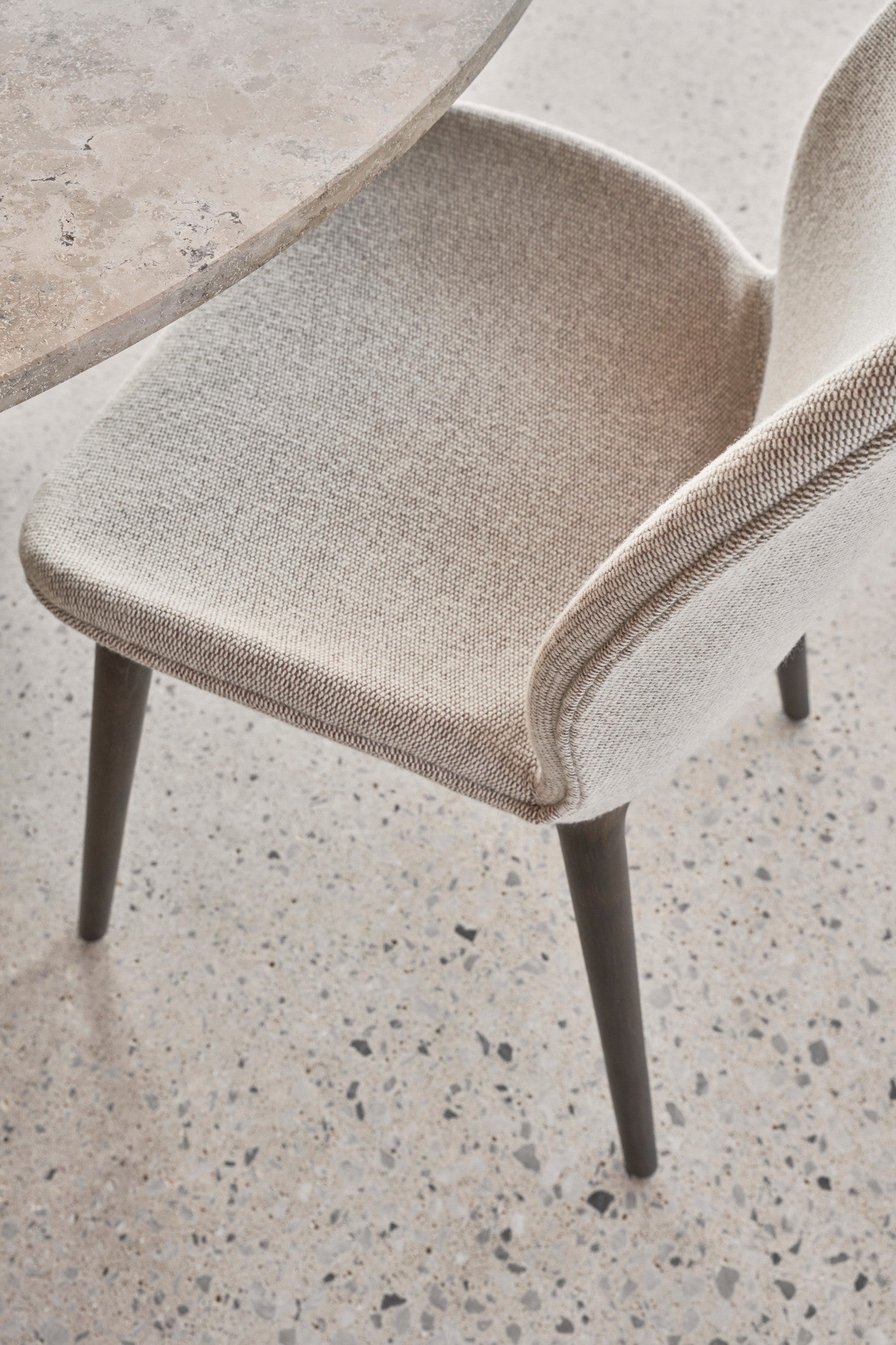 Křeslo LODGE béžové s jasným dubovým podstavcem