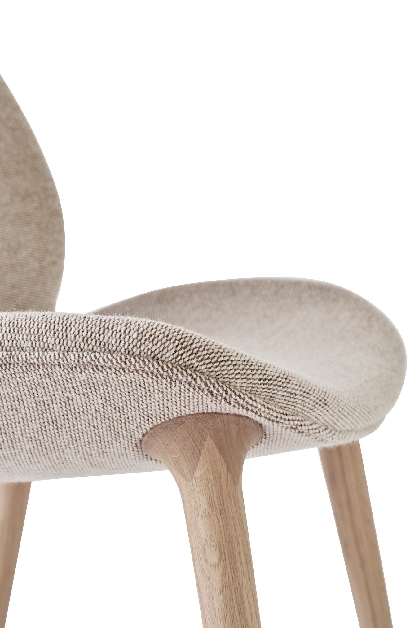 Křeslo LODGE béžové s jasným dubovým podstavcem