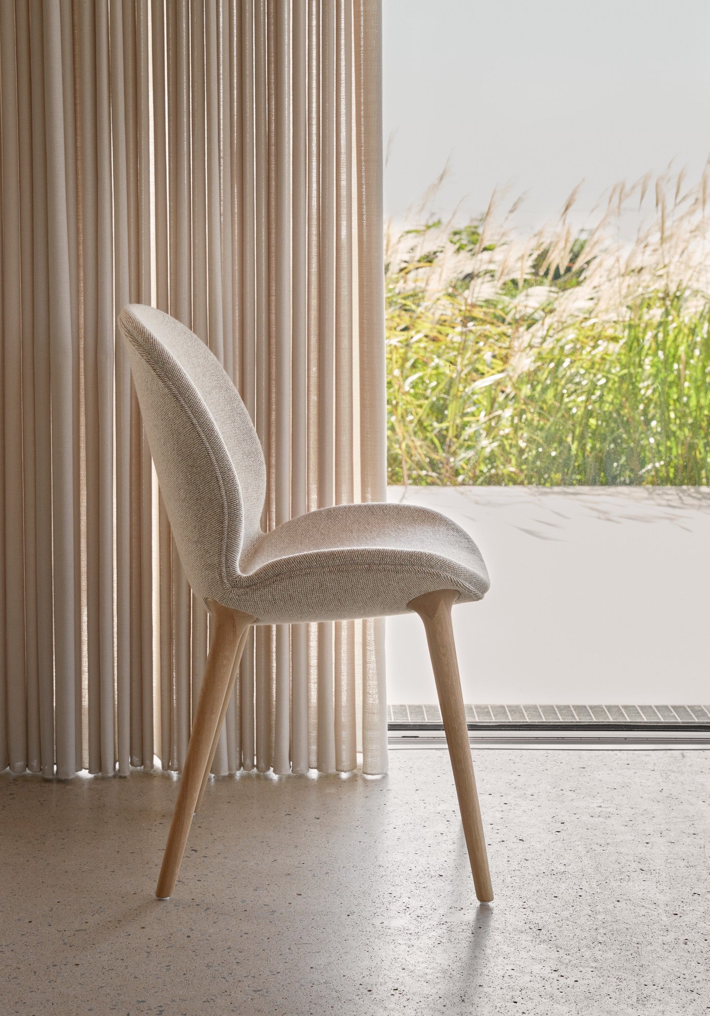 Křeslo LODGE béžové s jasným dubovým podstavcem