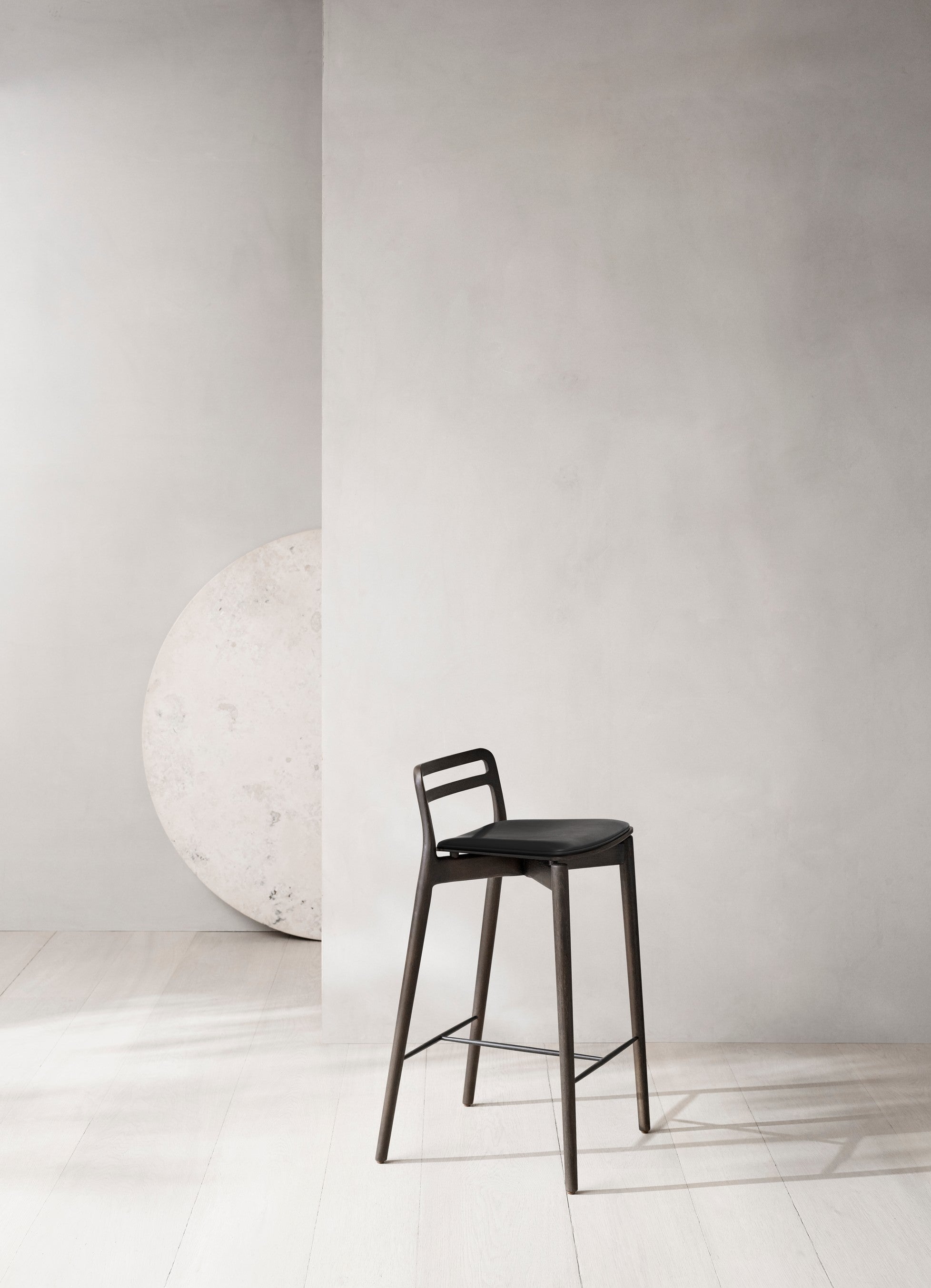 Hoker CABIN černá kůže s tmavě dubovou základnou