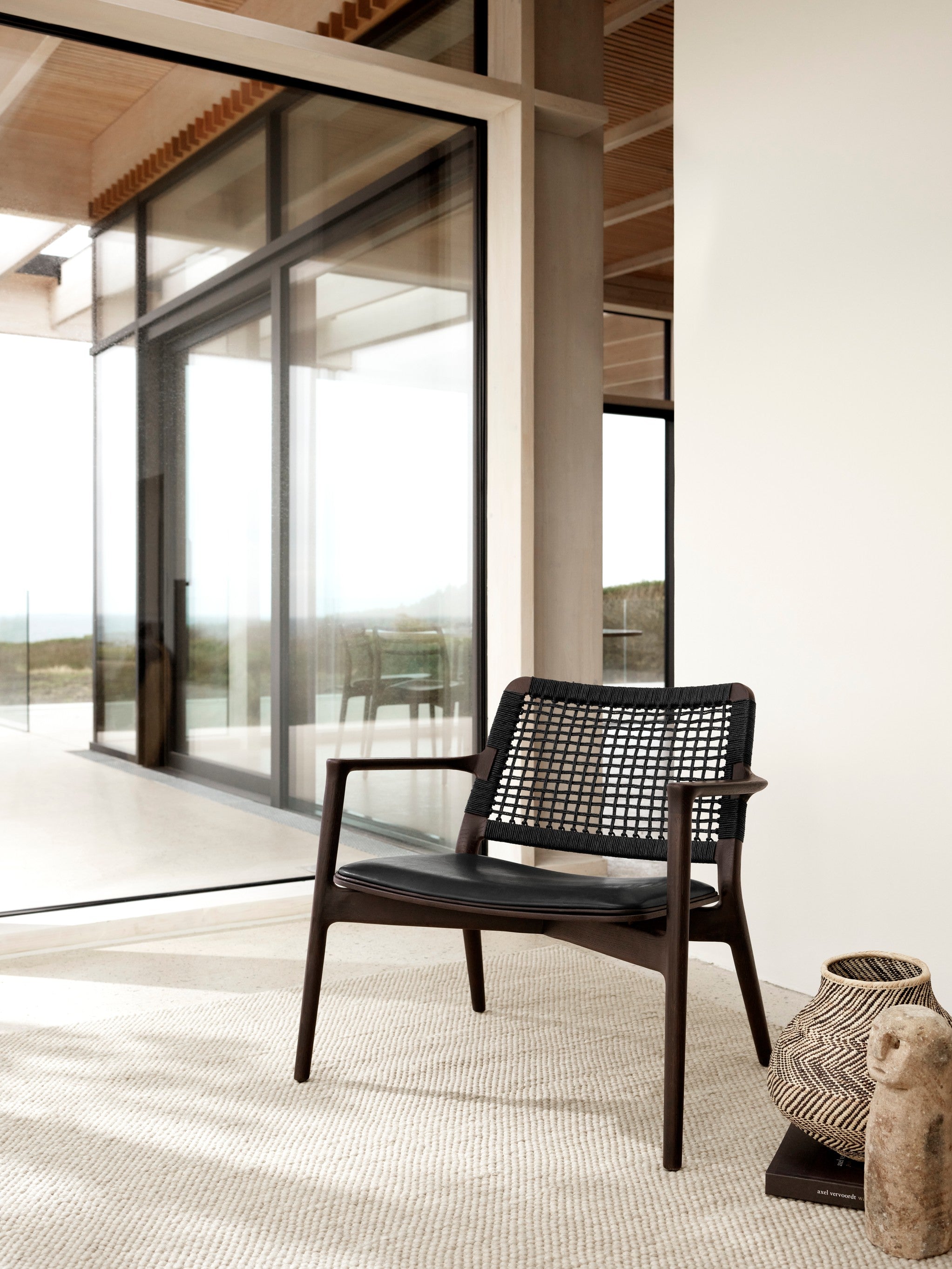 Křeslo CABIN černá kůže s tmavým dubovým podstavcem