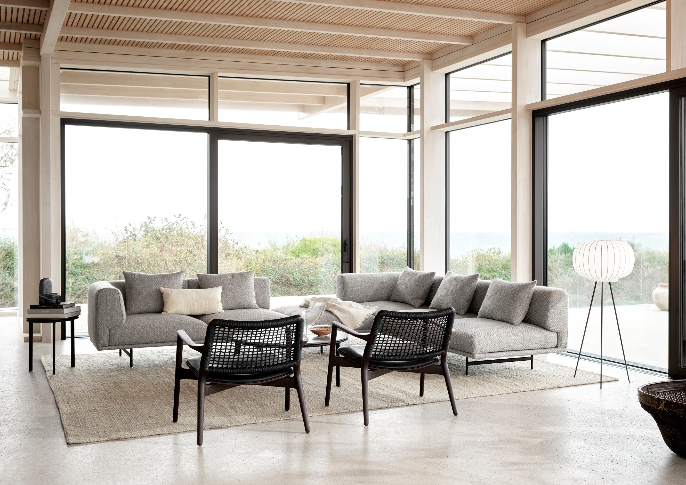 Křeslo CABIN černá kůže s tmavým dubovým podstavcem