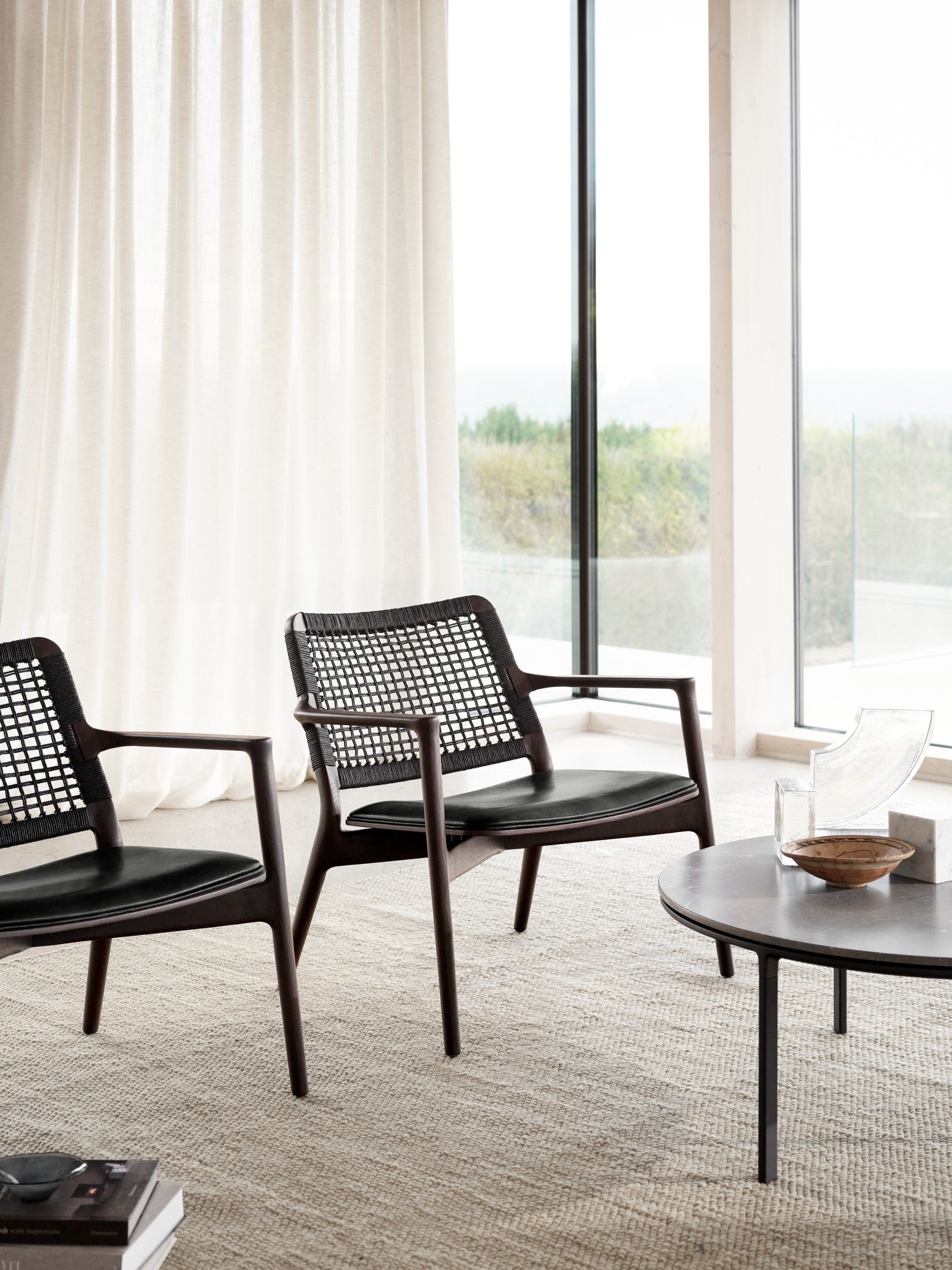 Křeslo CABIN černá kůže s tmavým dubovým podstavcem