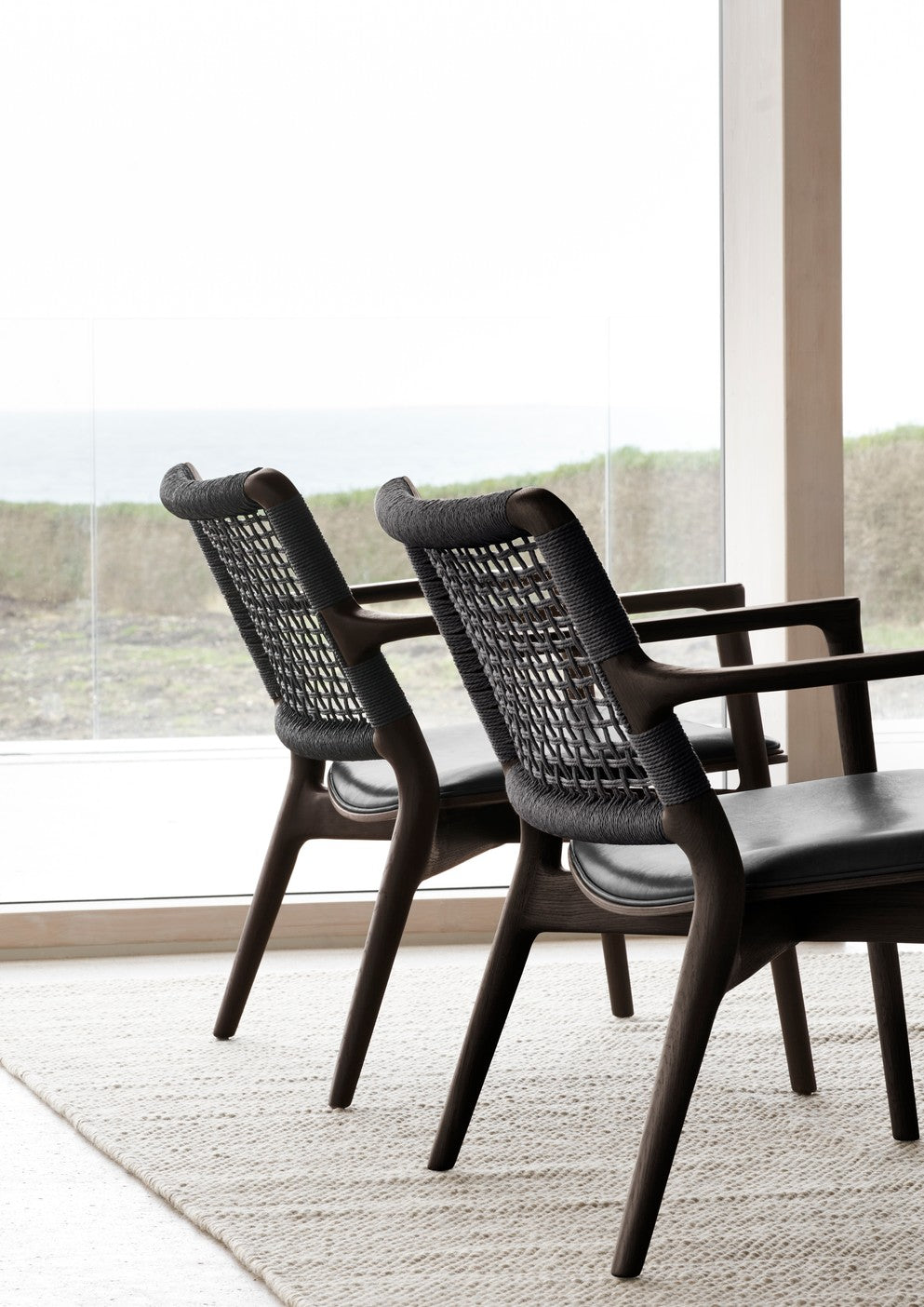 Křeslo CABIN černá kůže s tmavým dubovým podstavcem