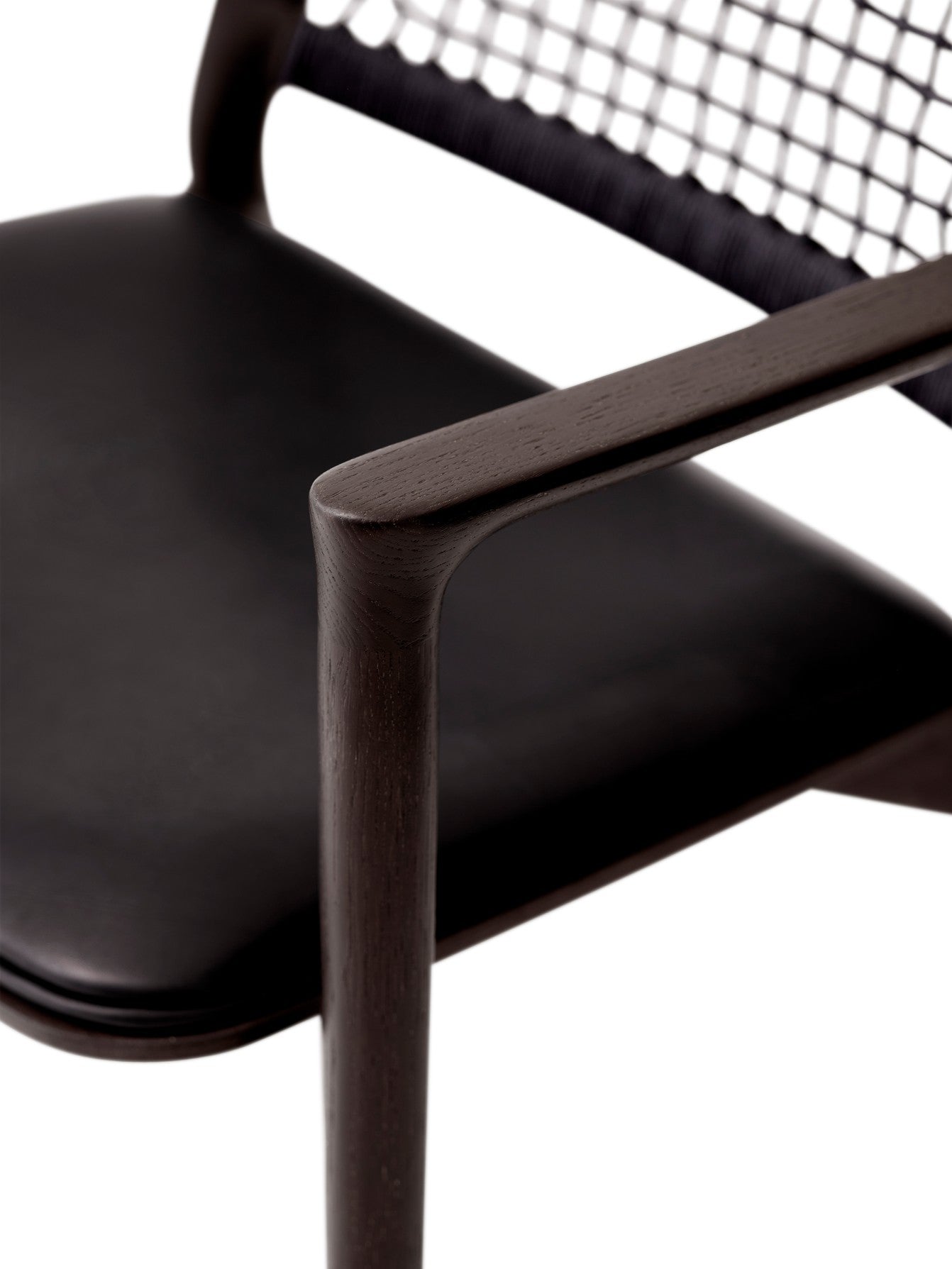 Křeslo CABIN černá kůže s tmavým dubovým podstavcem