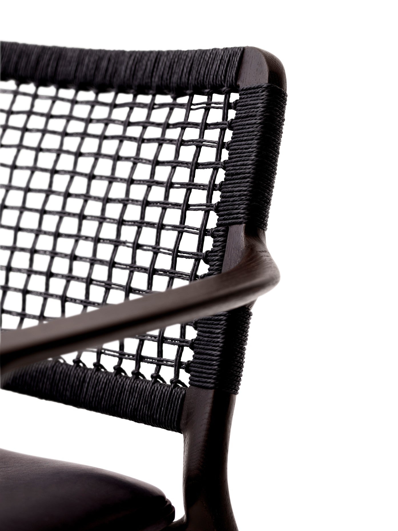 Křeslo CABIN černá kůže s tmavým dubovým podstavcem