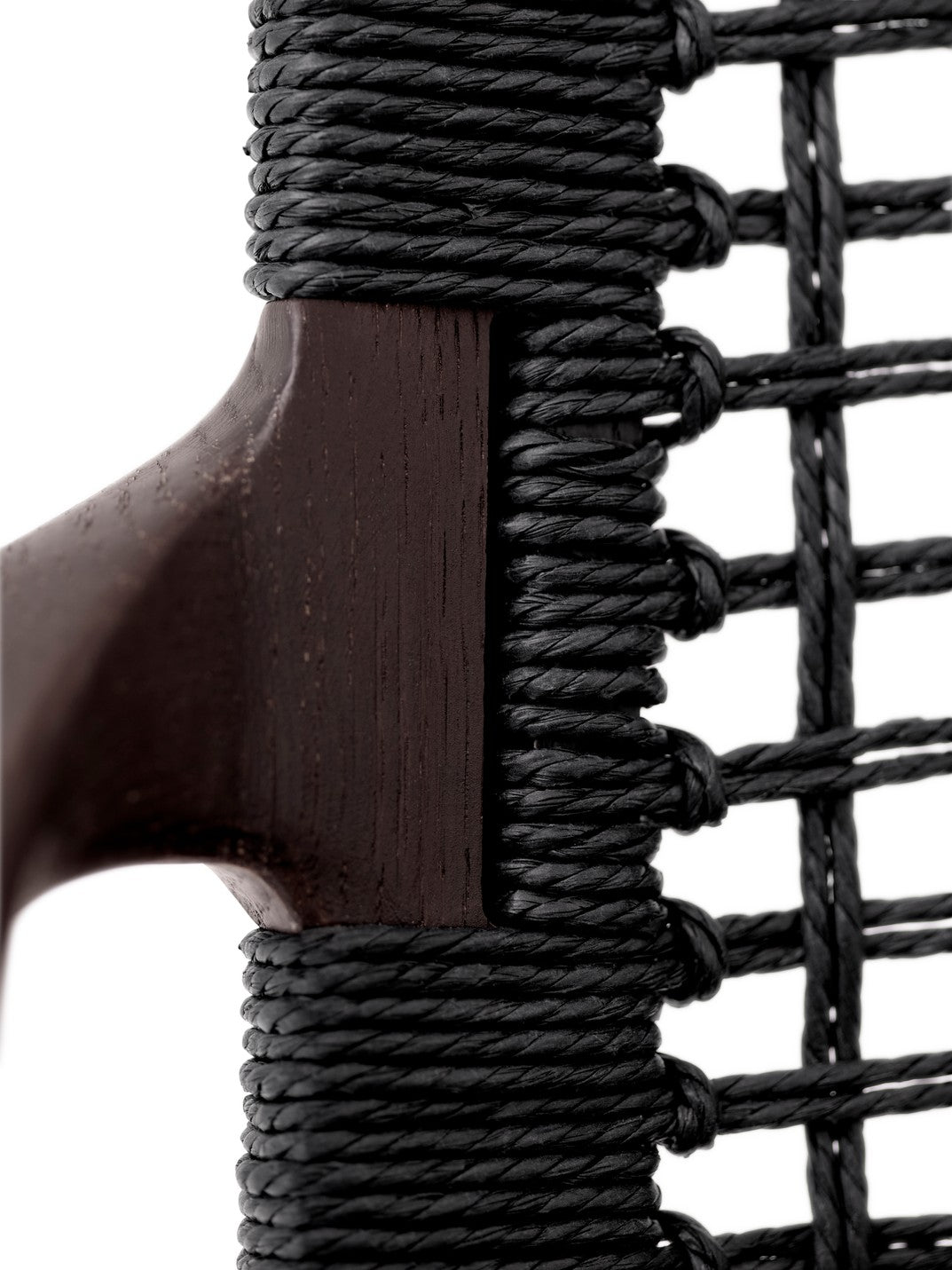 Křeslo CABIN černá kůže s tmavým dubovým podstavcem