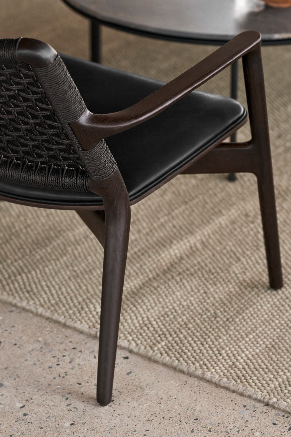 Křeslo CABIN černá kůže s tmavým dubovým podstavcem