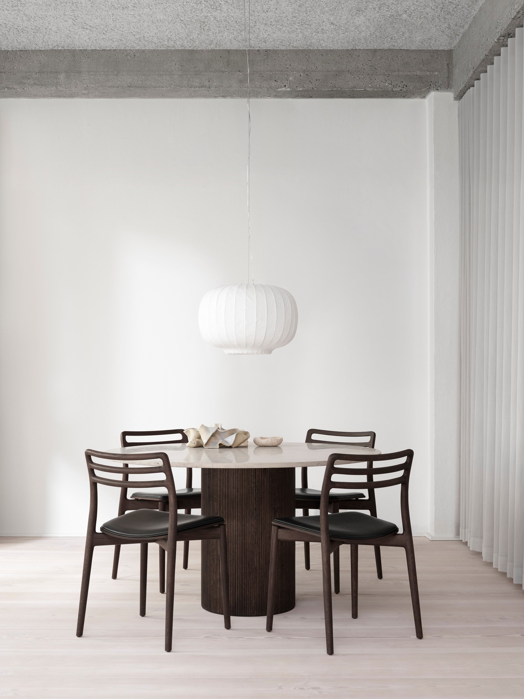 Židle CABIN černá kůže s tmavým dubovým podstavcem [Antonina] [Amelia spr]