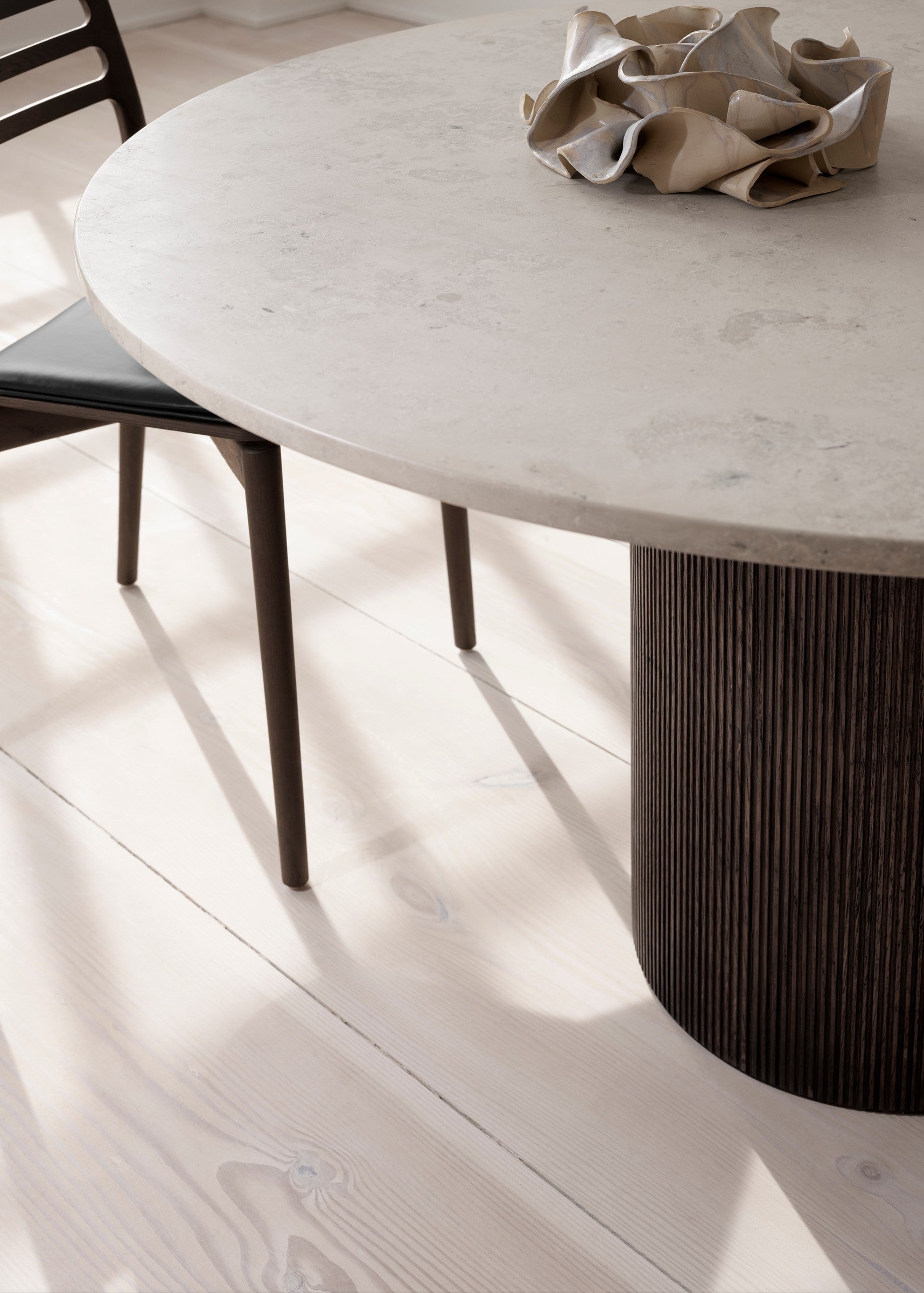 Židle CABIN černá kůže s tmavým dubovým podstavcem [Antonina] [Amelia spr]