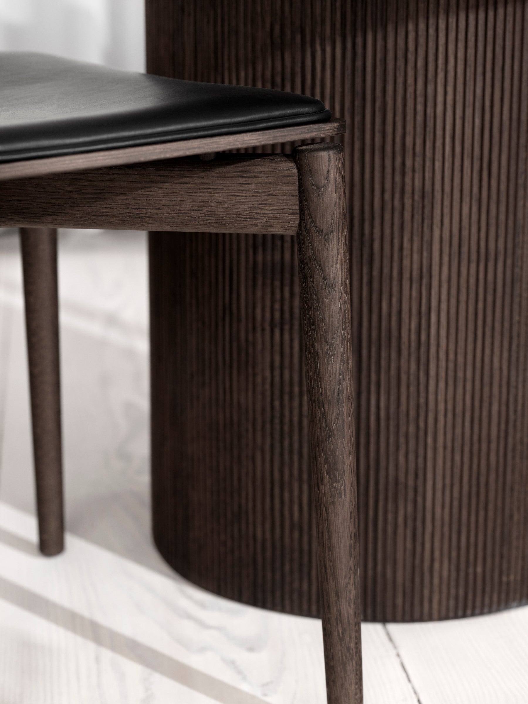 Židle CABIN černá kůže s tmavým dubovým podstavcem [Antonina] [Amelia spr]