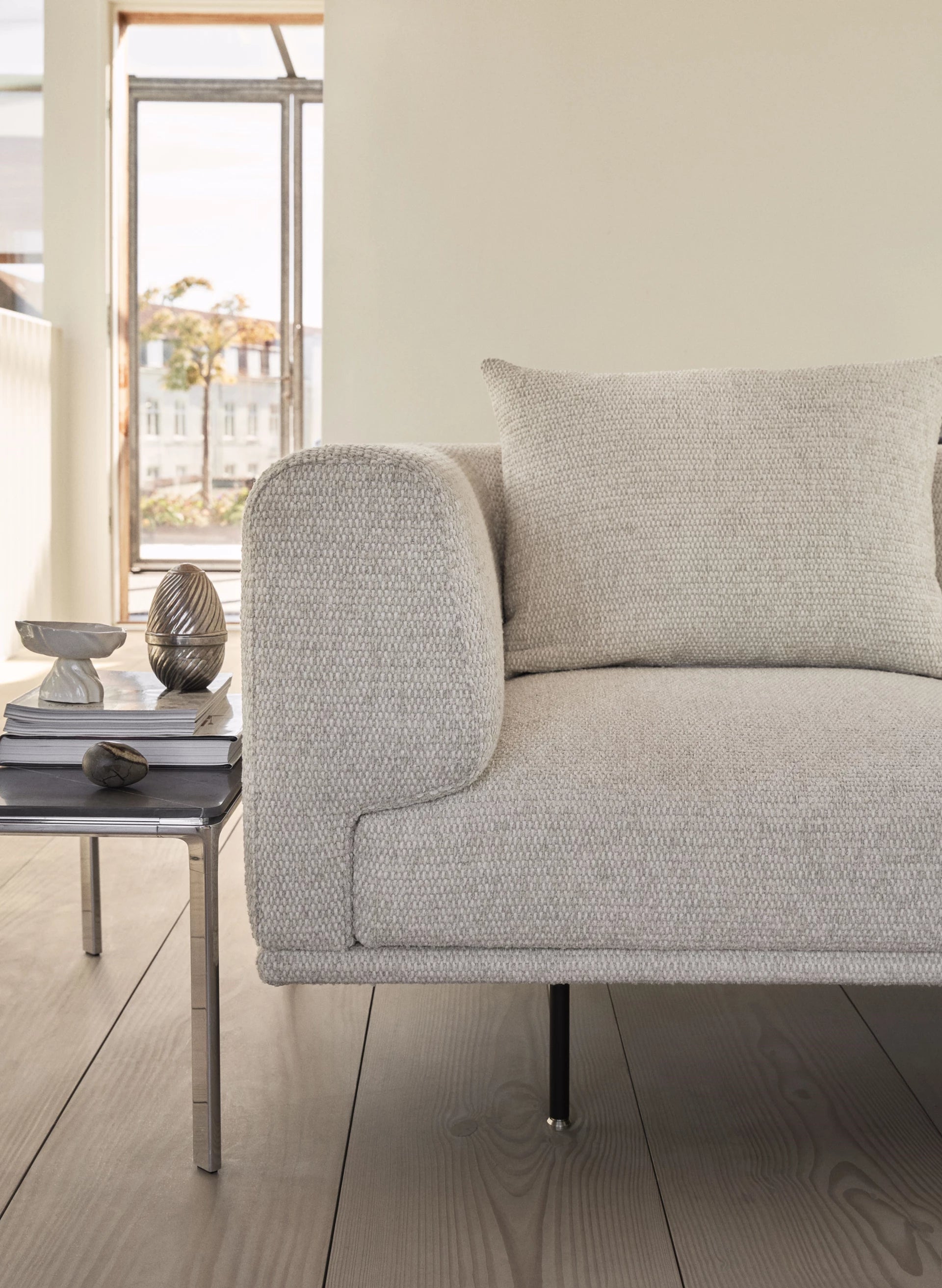 Pohovka 3-osobová CHIMNEY hnědá boucle s černým podstavcem