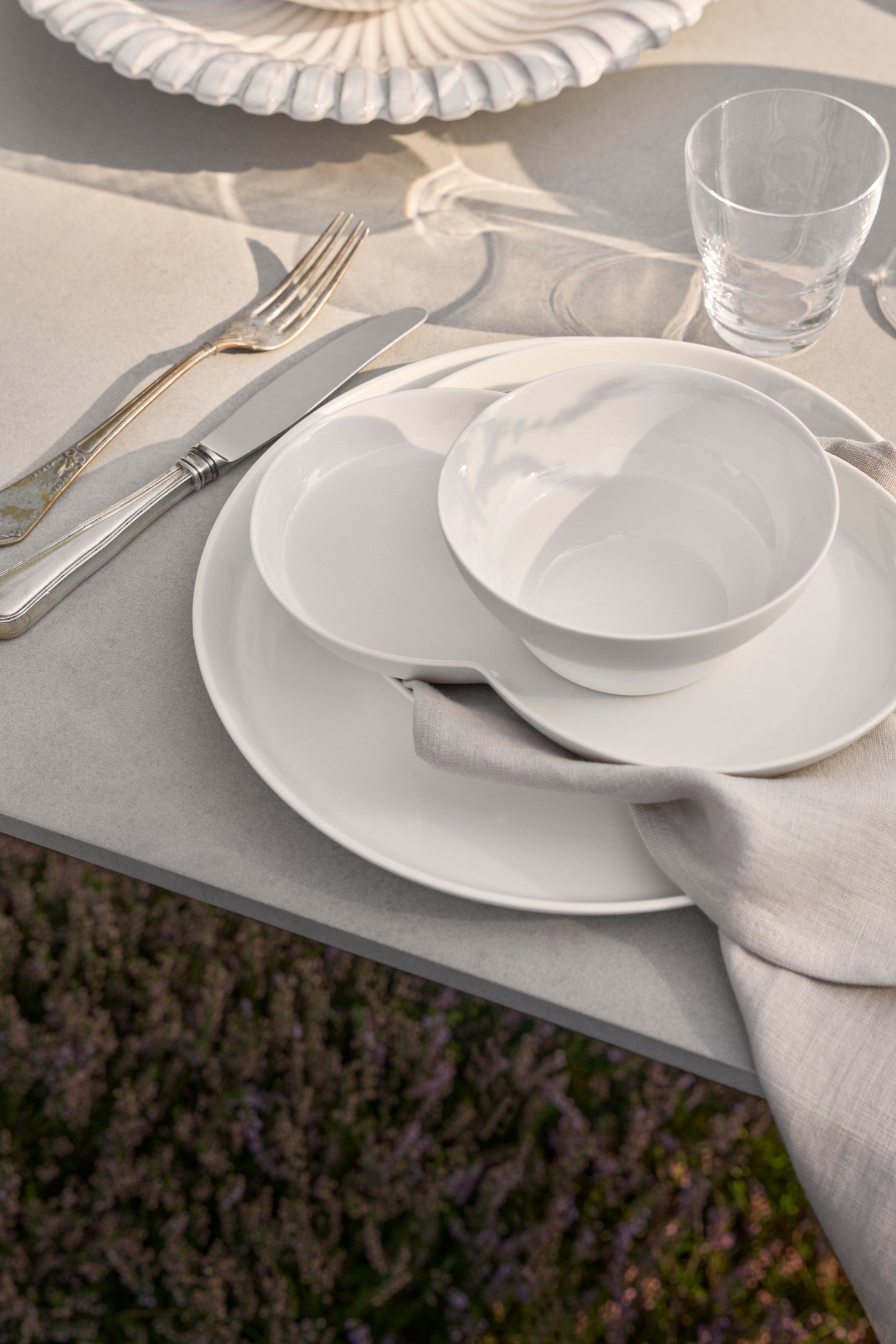 Stół zewnętrzny 718 ceramiczny blat z drewnianą podstawą – styl minimalistyczny
