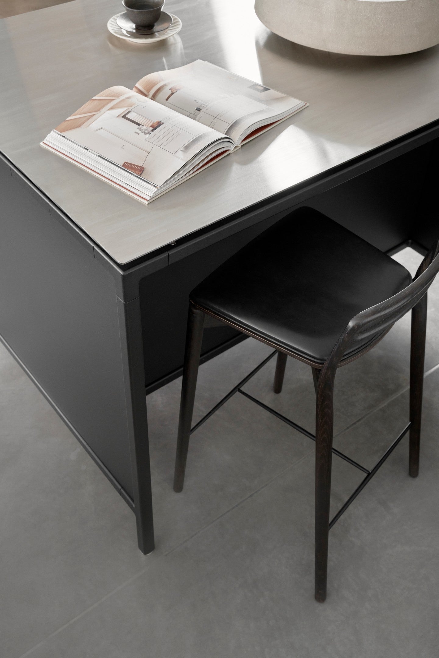 Hoker CABIN černá kůže s tmavě dubovou základnou