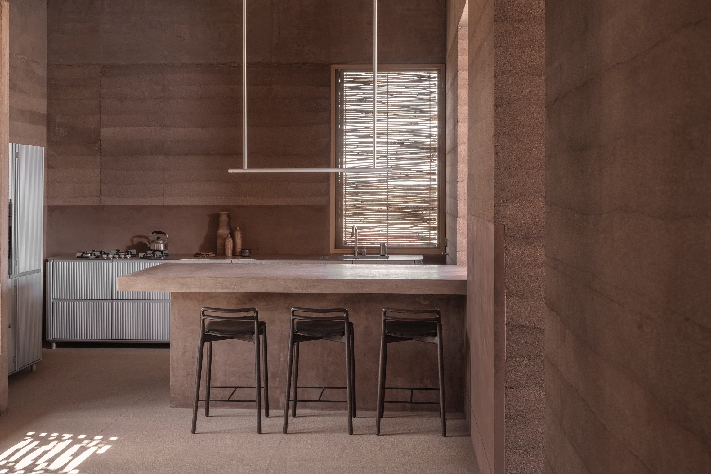 Hoker CABIN černá kůže s tmavě dubovou základnou