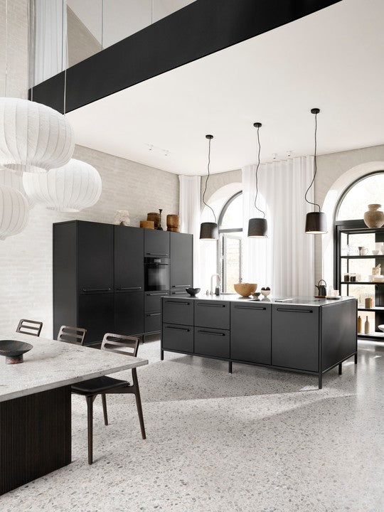 Židle CABIN černá kůže s tmavým dubovým podstavcem [Antonina] [Amelia spr]