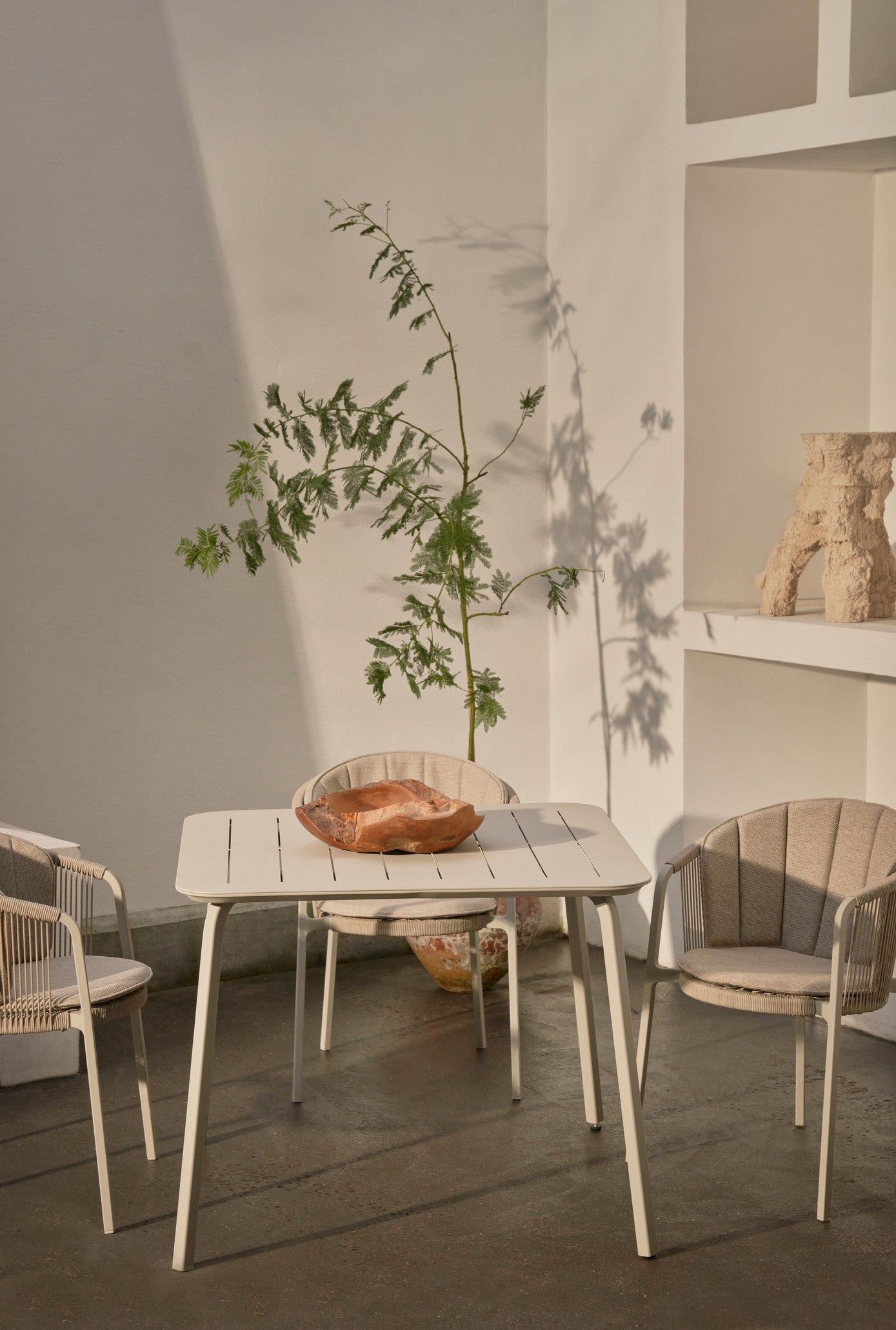 LAGRASSE light gray square outdoor table