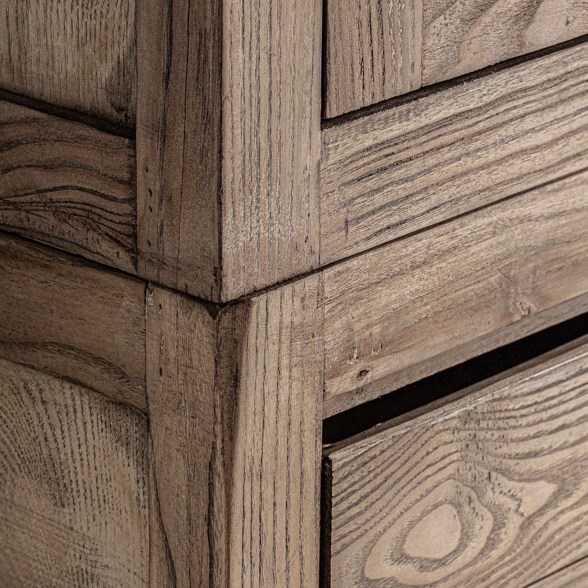 Vitrína MASEIN dřevo osiky