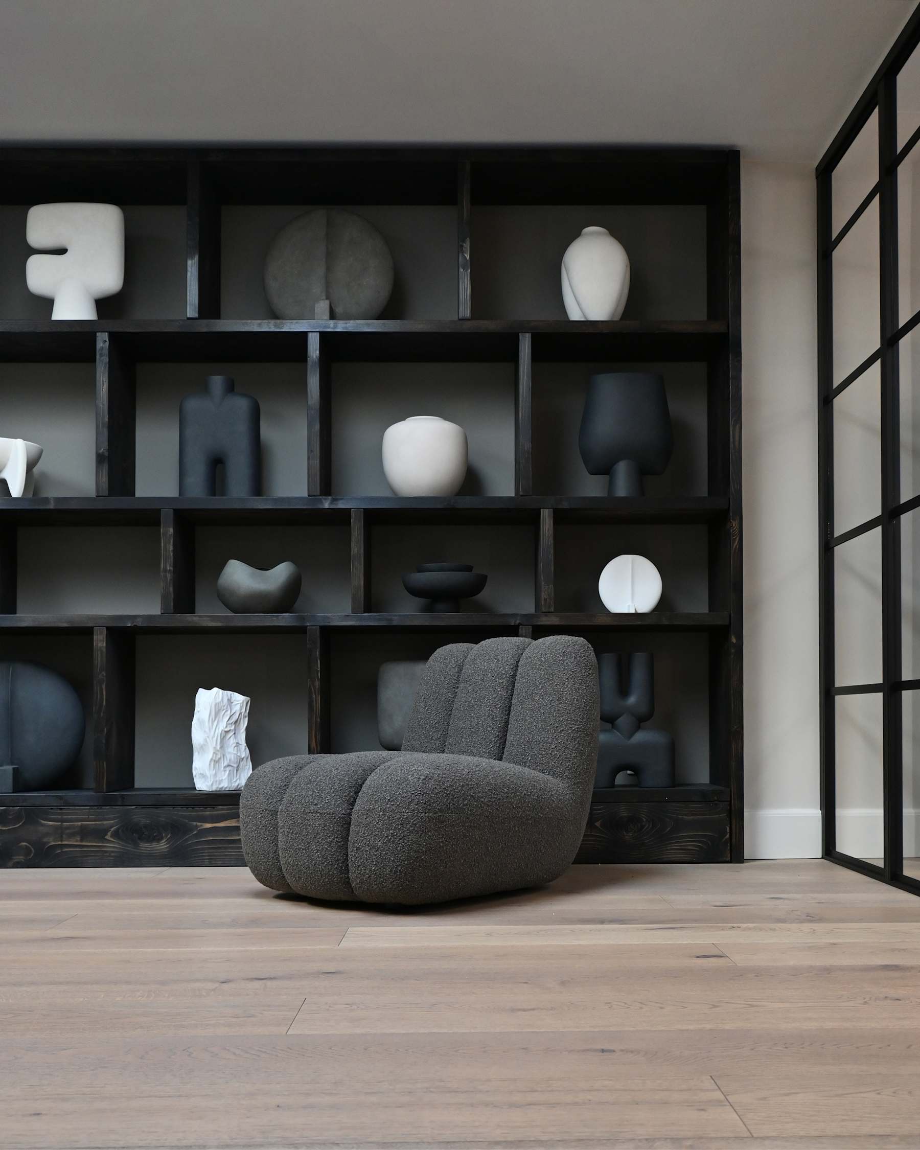 Křeslo TOE šedo-hnědé bouclé