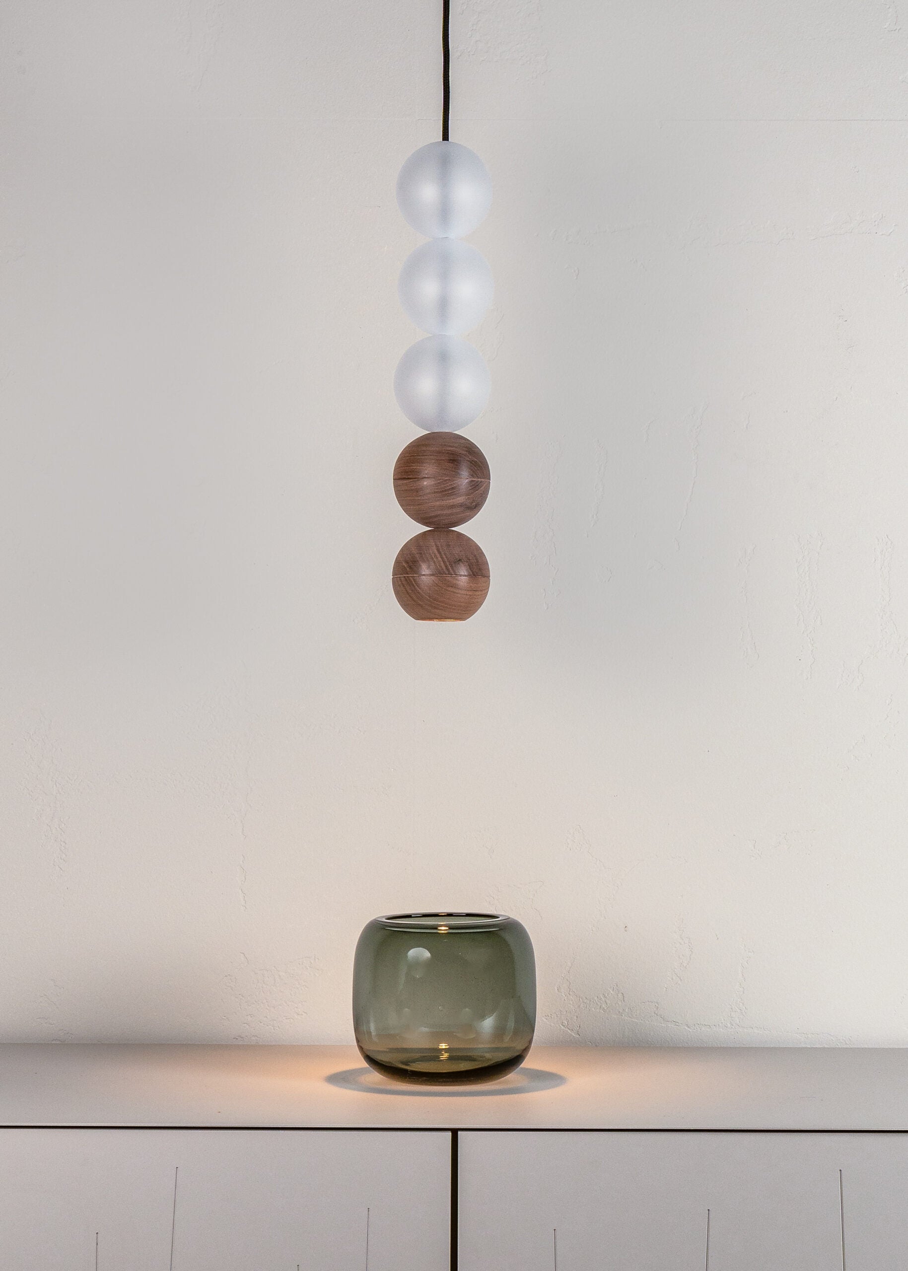 Lampa wisząca WOODOO GLASS lite drewno orzechowe