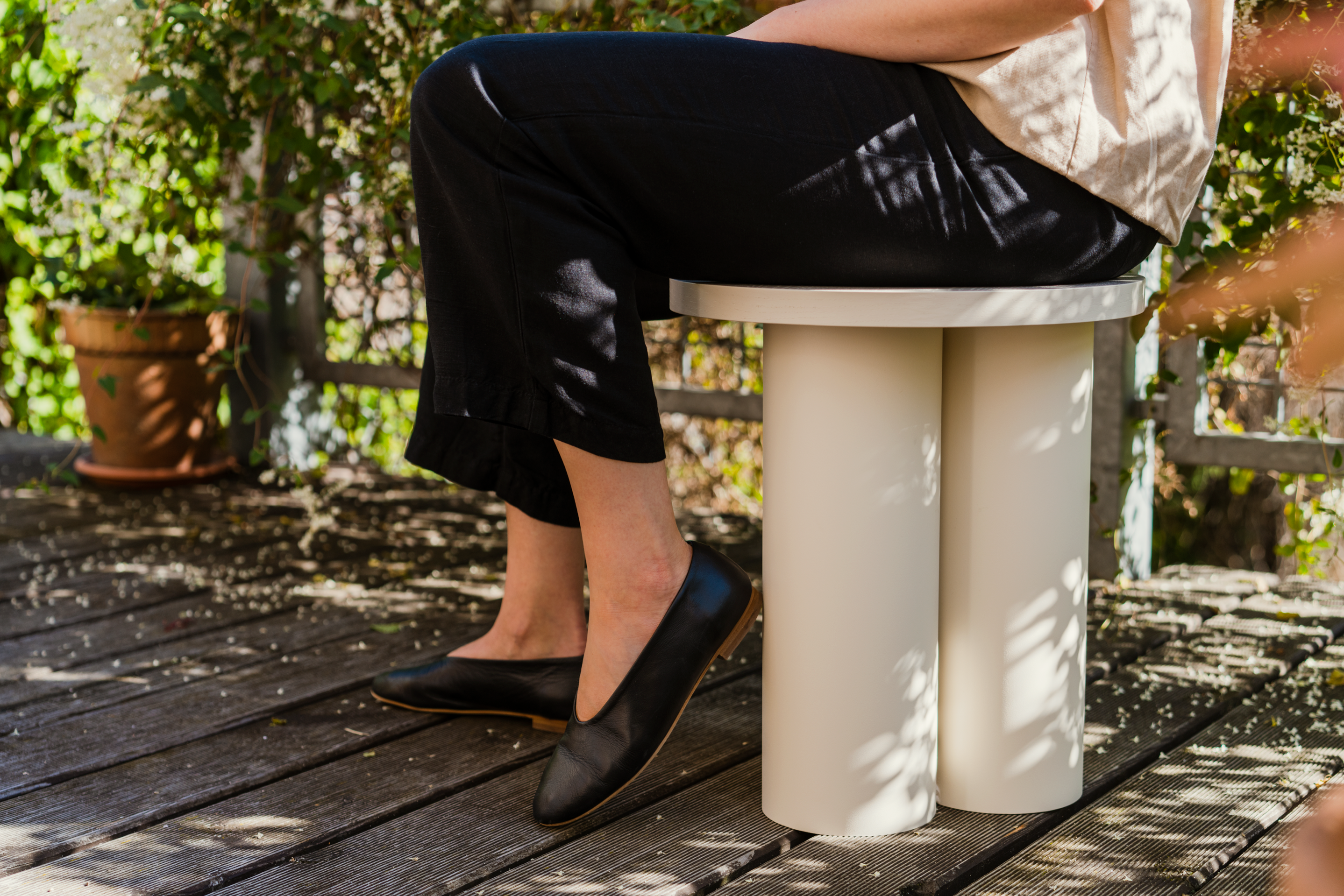 Stołek OLY beżowy fornir dębowy – styl minimalistyczny