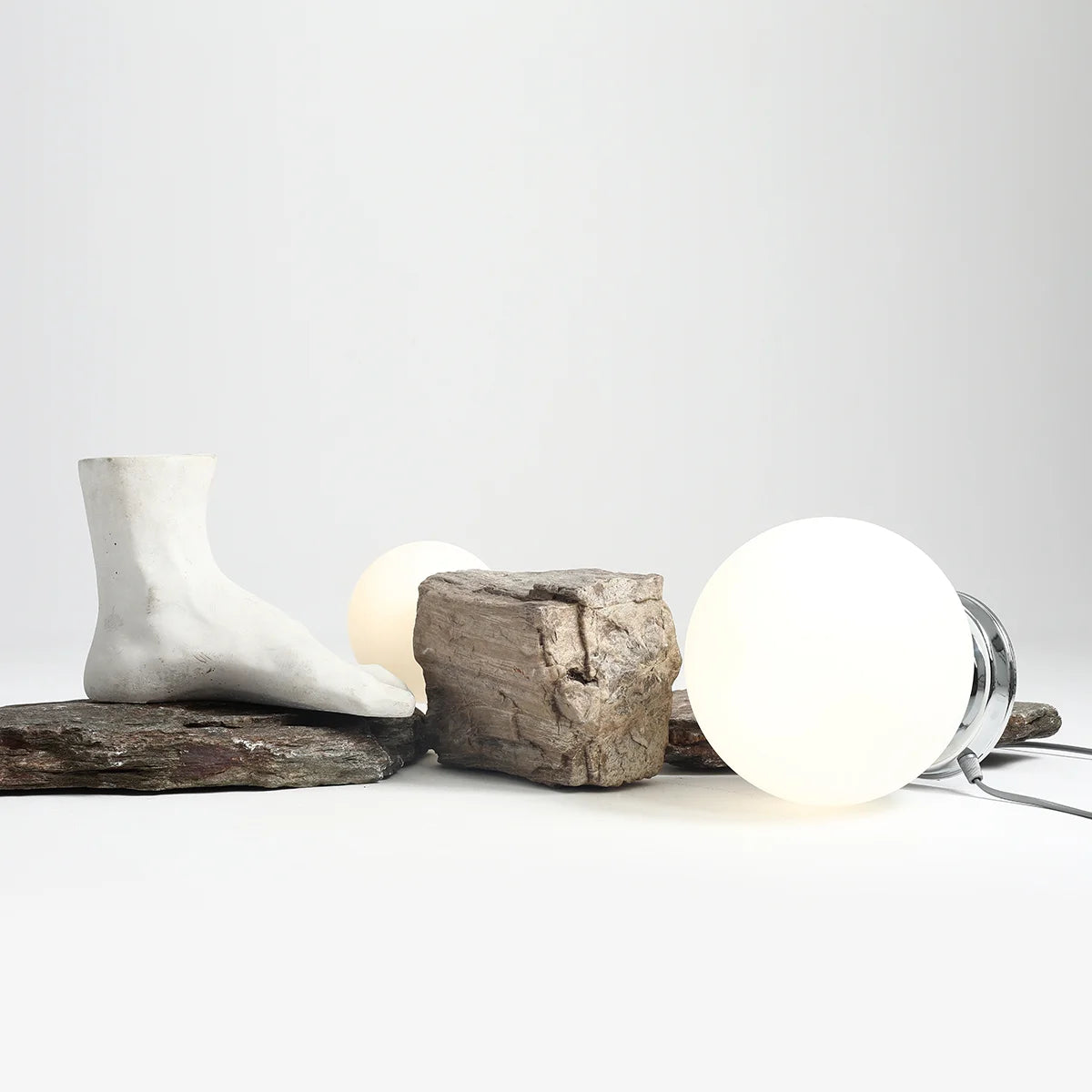 Lampa biurkowa BALL chromowany Artera    Eye on Design
