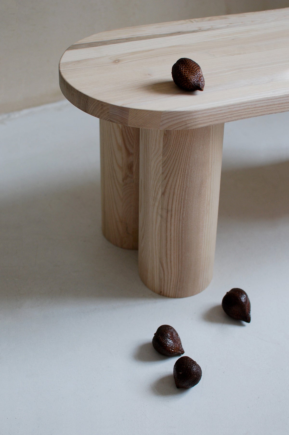 Stolik kawowy LESS jesion Salak    Eye on Design