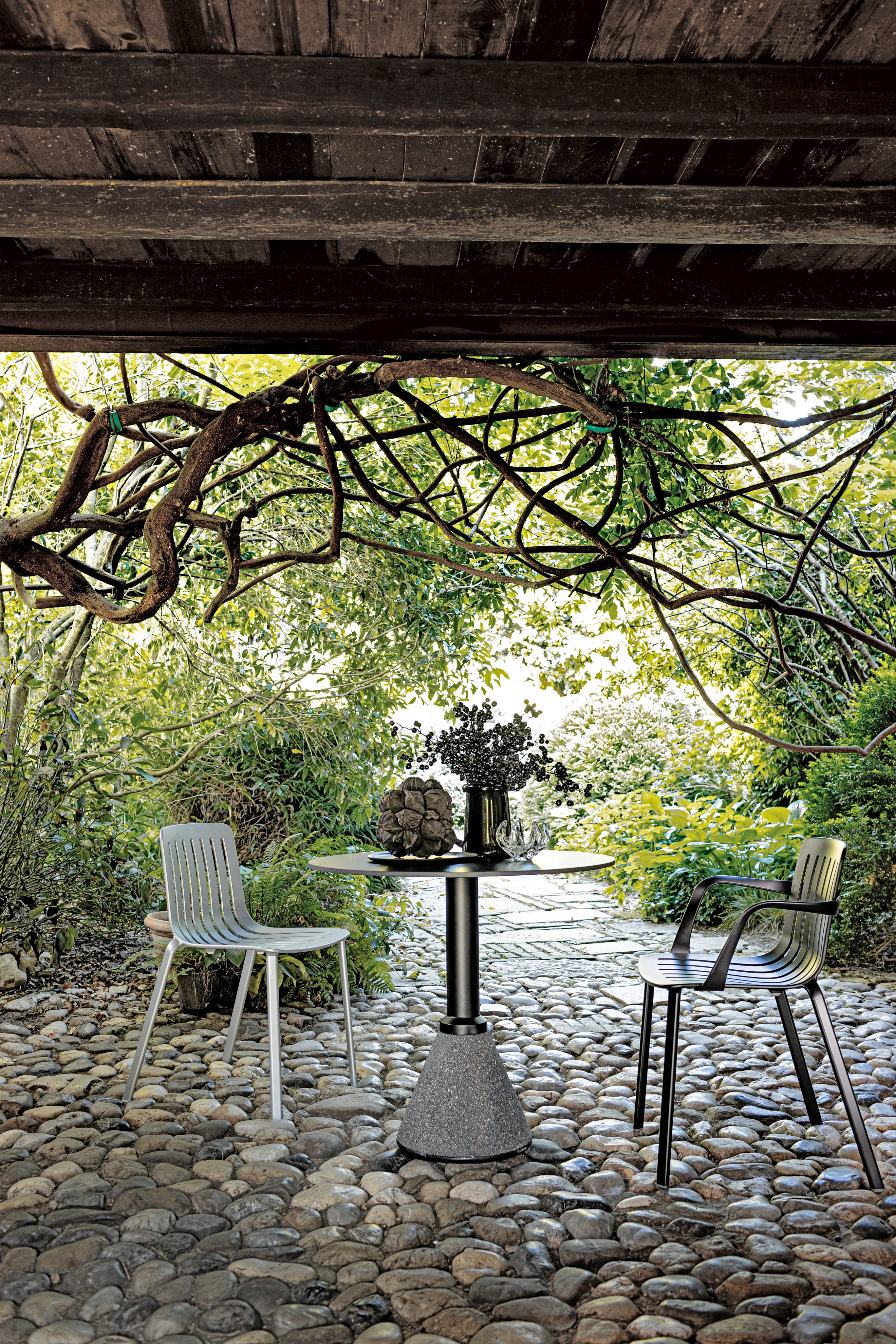 Krzesło zewnętrzne z podłokietnikami PLATO szary Magis    Eye on Design