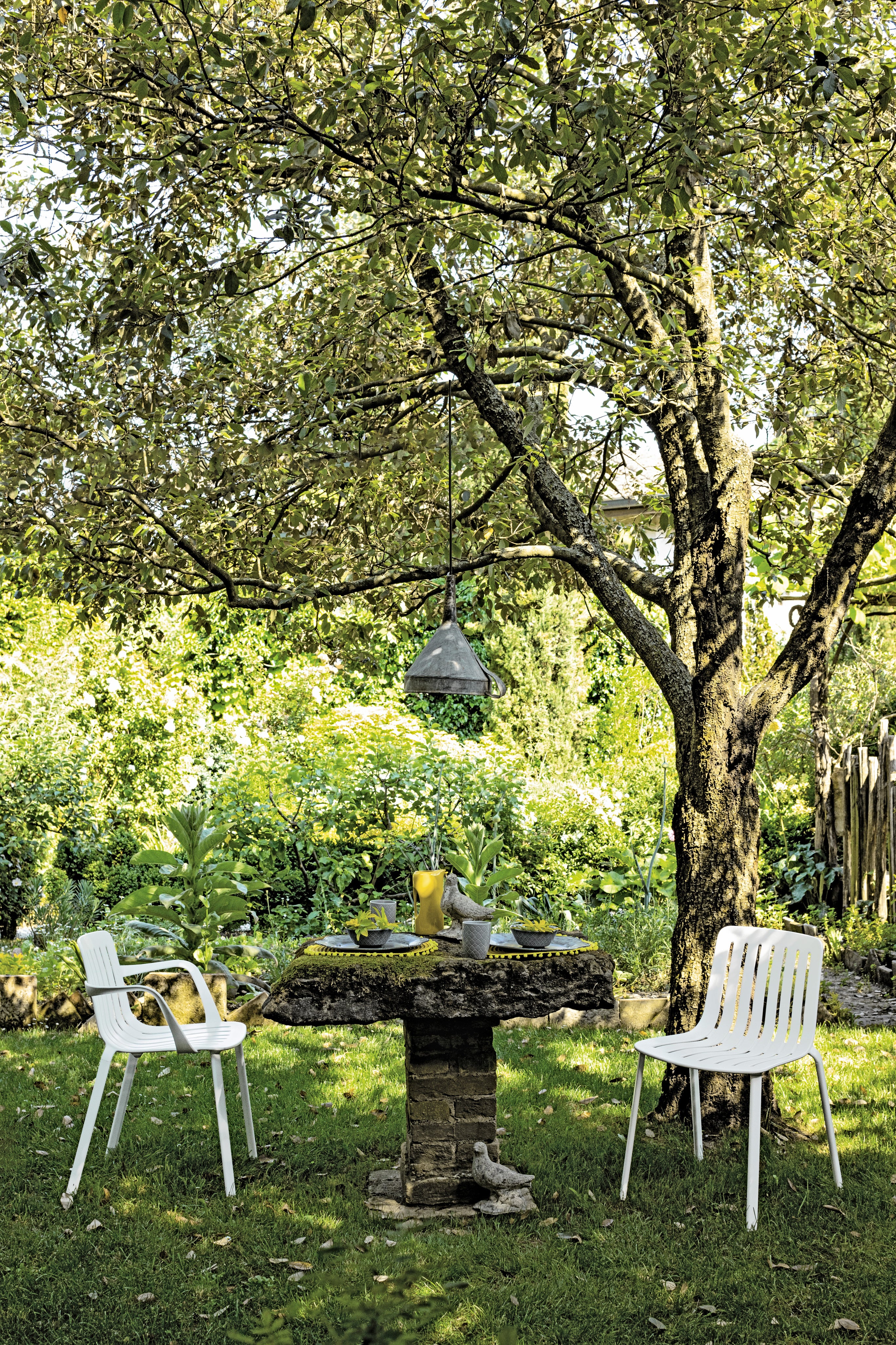 Krzesło zewnętrzne z podłokietnikami PLATO biały Magis    Eye on Design