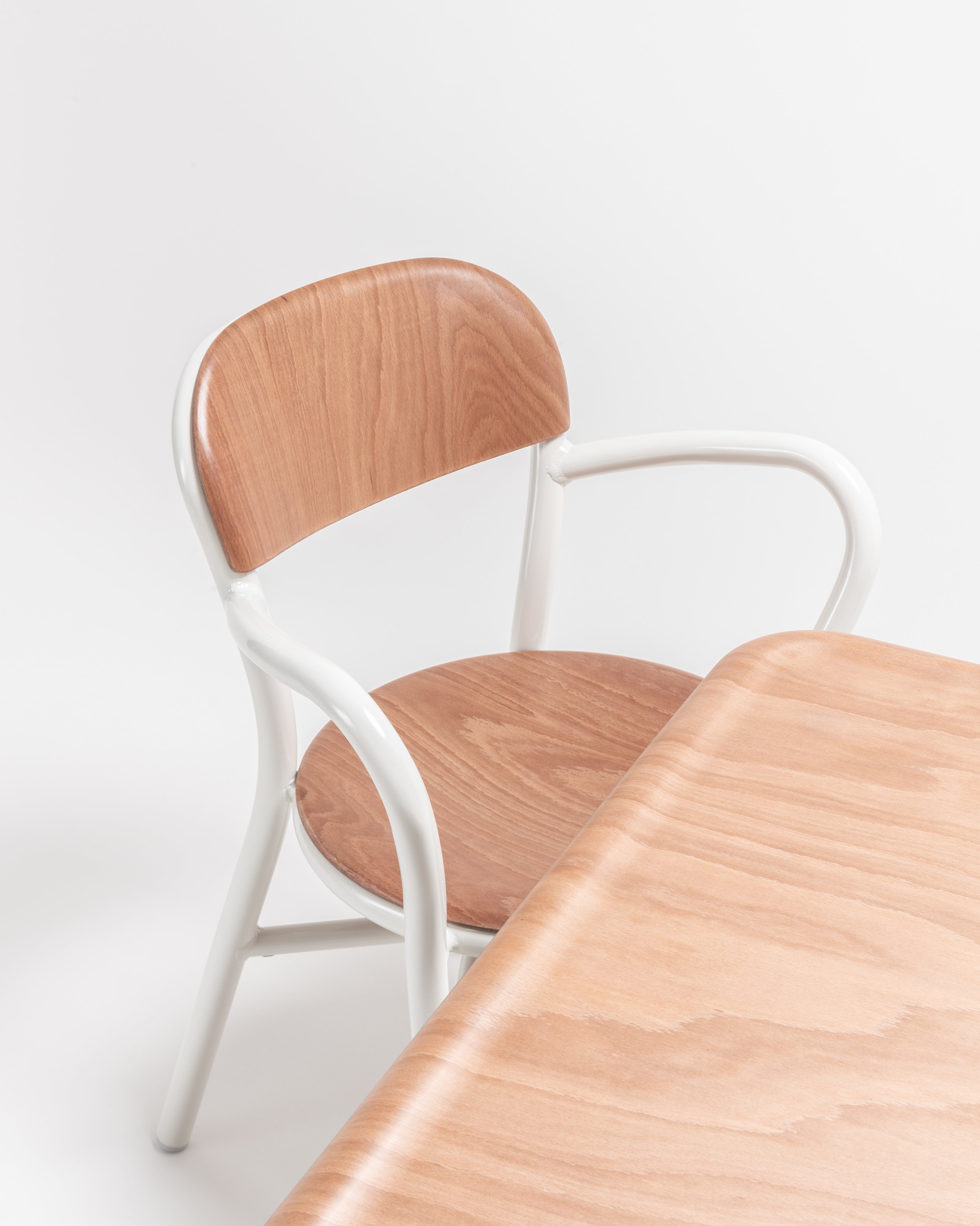 Krzesło PIPE z drewnianymi elementami czarny Magis    Eye on Design