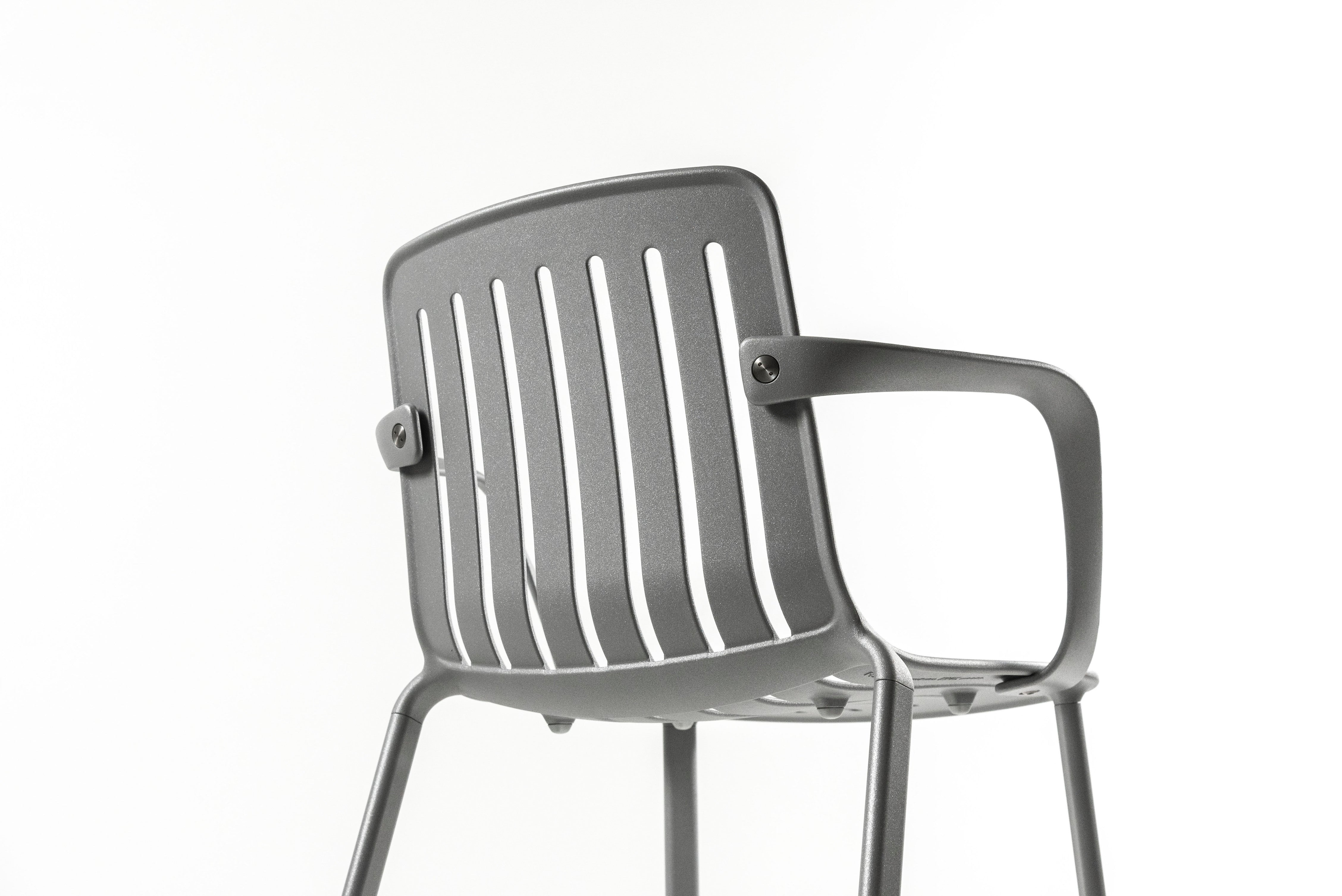 Krzesło zewnętrzne z podłokietnikami PLATO szary Magis    Eye on Design