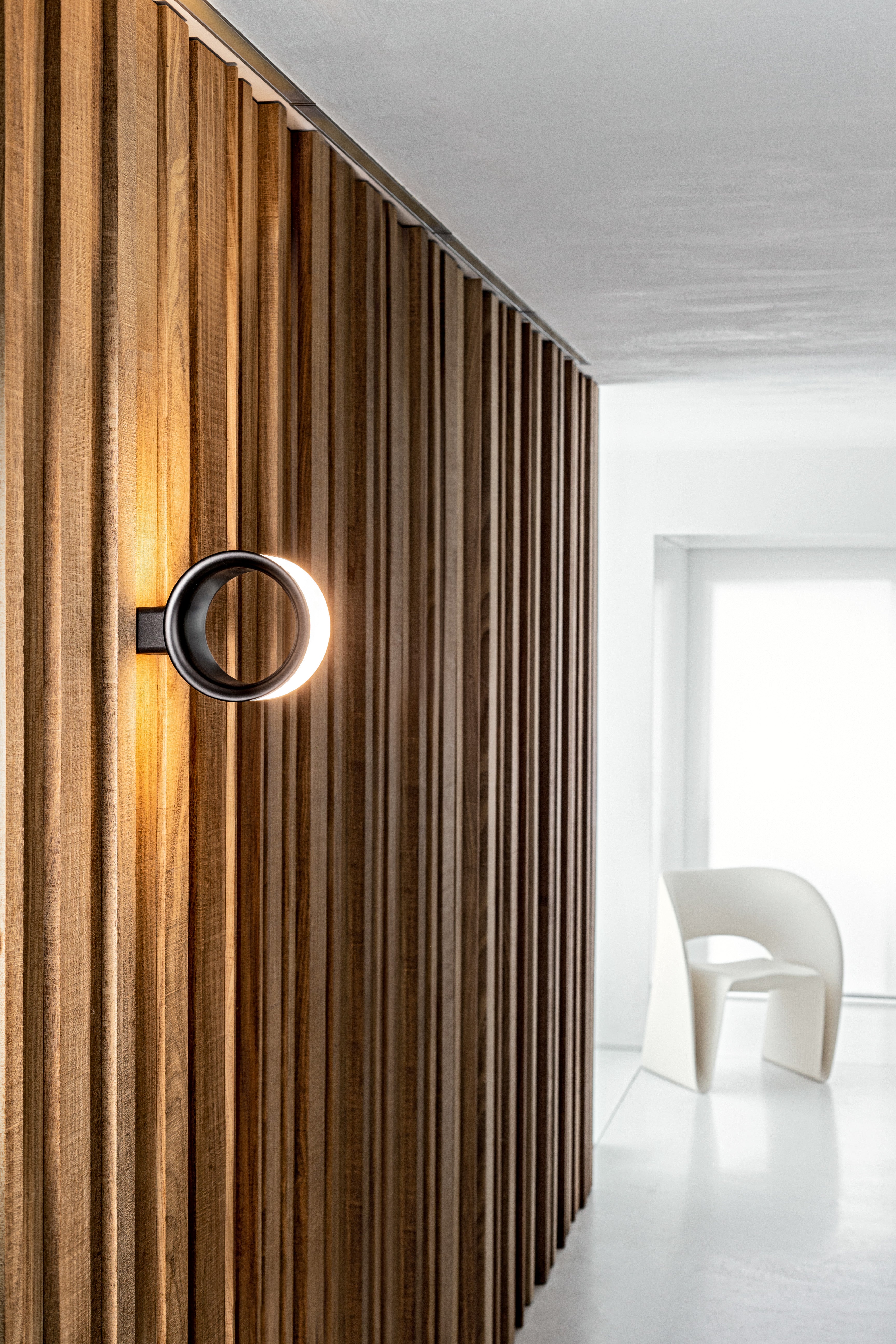 Niskie krzesło RAVIOLO fioletowy Magis    Eye on Design
