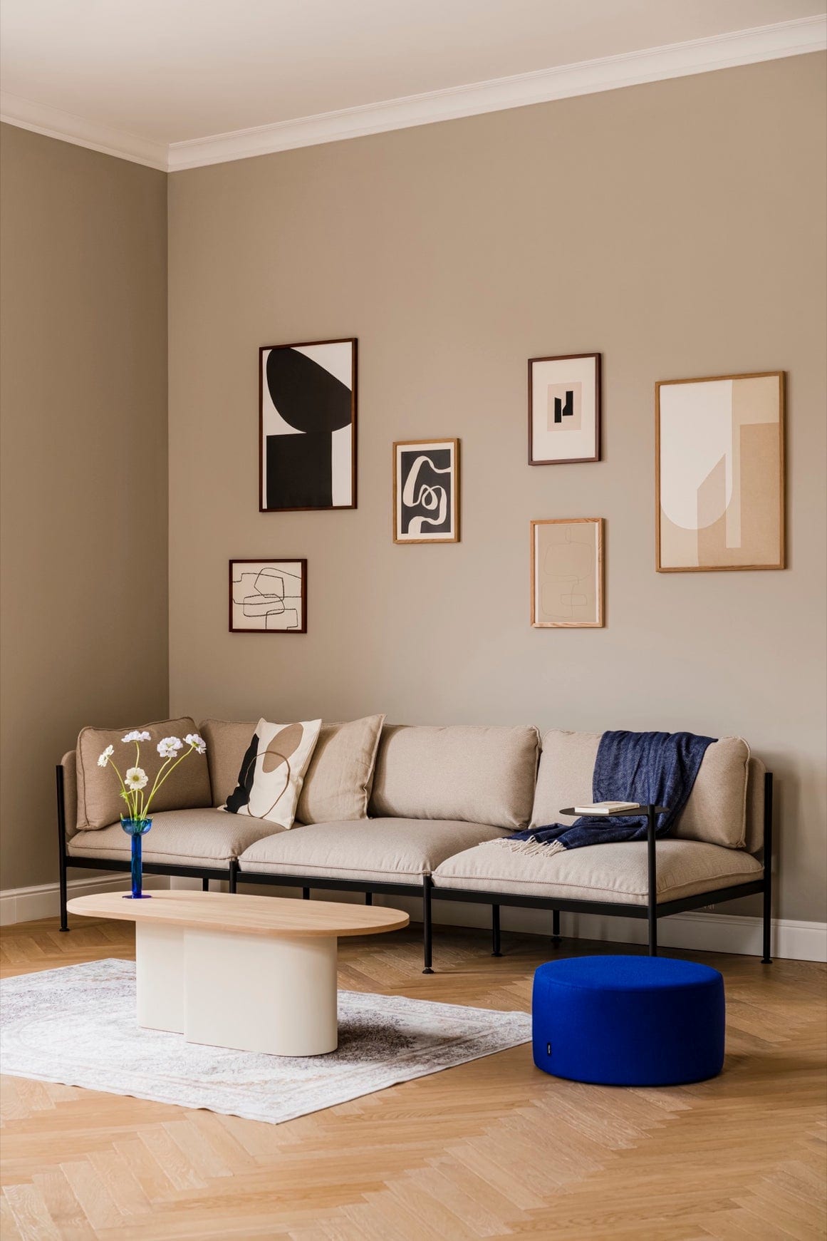 Stolik kawowy LOOI beżowo - dębowy – styl minimalistyczny